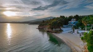 a house on the shore of a body of water at Ktima Papaoikonomou 2 in Potos