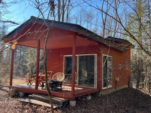 una casita roja en el bosque en 八ケ岳リゾートSILVI en Hara