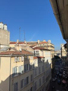 einen Blick vom Balkon eines Gebäudes in der Unterkunft Au Pied du Vieux-Port Wifi Netflix in Marseille