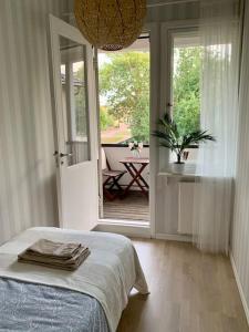Schlafzimmer mit einem Bett und einer Tür zu einer Terrasse in der Unterkunft Smakfull centrumlägenhet, 3 r + k, 80 m2 in Mariehamn