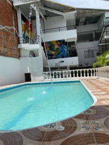 uma piscina com uma fonte de água em Hotel CAB DE TOLU em Tolú