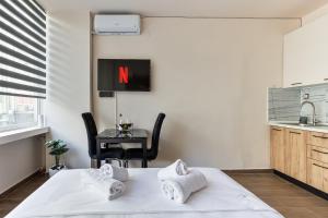 uma cozinha com uma mesa e uma cama num quarto em Aristotelous Plaza View Studio em Tessalônica