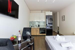 um quarto com uma cama, uma mesa e uma cozinha em Aristotelous Plaza View Studio em Tessalônica