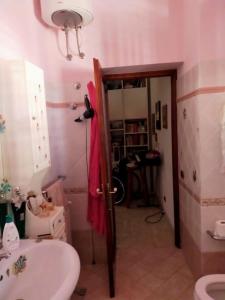 uma casa de banho com um lavatório, um WC e um espelho. em Casa Vacanze Gina e Umberto em Piano Conte