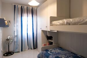 Cette petite chambre comprend des lits superposés et un ventilateur. dans l'établissement Villa Zaccaria - villetta indipendente, à Mazara del Vallo