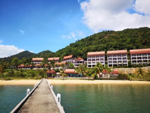 um cais que leva a um resort numa praia em Koh Chang Appartment 2 bedrooms em Ban Bang Bao