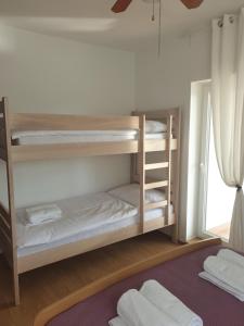 En eller flere senge i et værelse på APARTMANI KATJA