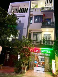 Hà Linh Motel في فنغ تاو: مبنى امامه محل