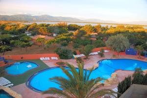 - une vue aérienne sur un complexe avec 2 piscines dans l'établissement Bienvenu au Mar Estang, à Canet