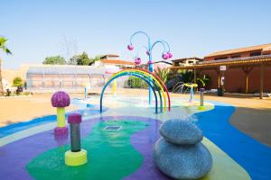 - un parc aquatique avec une aire de jeux pour enfants arc-en-ciel dans l'établissement Bienvenu au Mar Estang, à Canet