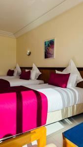 سرير أو أسرّة في غرفة في Hotel Idou Tiznit