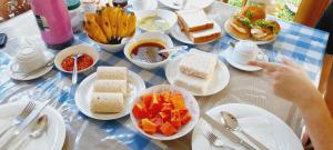 una mesa con platos de comida en una mesa en Le Meridien B&B For Foreign Travelers en Negombo