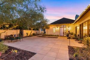 een achtertuin met een patio en een huis bij Luxury king suite downtown w lush garden terrace in Tucson