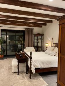 een slaapkamer met een groot bed en een tafel bij Luxury king suite downtown w lush garden terrace in Tucson