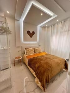 a bedroom with a bed with a heart on the wall at Casa estilo Riad Fez en Lo Pagan in San Pedro del Pinatar