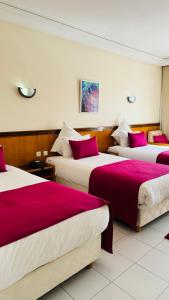 سرير أو أسرّة في غرفة في Hotel Idou Tiznit