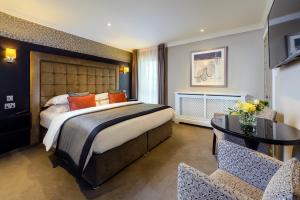 En eller flere senge i et værelse på Killarney Oaks Hotel