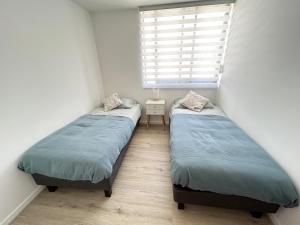 2 aparte bedden in een kamer met een raam bij Departamento Punta Puyai Papudo in Papudo
