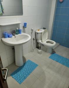 a bathroom with a toilet and a sink at Résidence Mami in Dakar