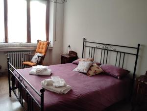 都靈的住宿－La casa dei nonni - Ampio trilocale zona Lingotto，一间卧室配有带毛巾的床