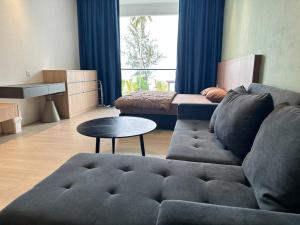 Posezení v ubytování Beachfront Retreats @RoxyBeachSematanApt.
