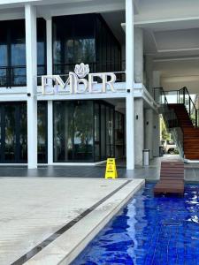 Bazén v ubytování Beachfront Retreats @RoxyBeachSematanApt. nebo v jeho okolí