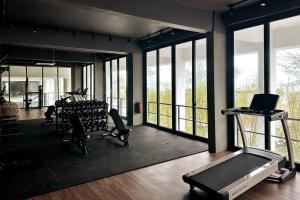 Fitness centrum a/nebo fitness zařízení v ubytování Beachfront Retreats @RoxyBeachSematanApt.