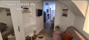 ein Wohnzimmer mit einem Sofa und ein Wohnzimmer mit einem Apartment in der Unterkunft Au coeur du village de Vals in Vals-les-Bains