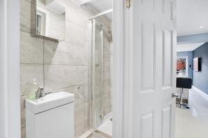 Bilik mandi di 7 Bedroom house with Garden +26 gambar