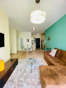 sala de estar con sofá y mesa en 2 Bedroom 2 Bathroom Apartment in Sandton en Johannesburgo