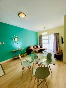 sala de estar con sofá, mesa y sillas en 2 Bedroom 2 Bathroom Apartment in Sandton en Johannesburgo