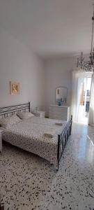 um quarto com uma cama grande e uma janela em One bedroom apartement with furnished terrace and wifi at Matino em Matino