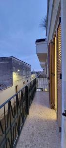uma varanda com uma cerca ao lado de um edifício em One bedroom apartement with furnished terrace and wifi at Matino em Matino