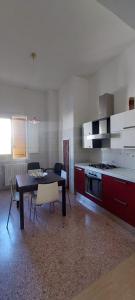 uma sala de estar com uma mesa e uma cozinha em One bedroom apartement with furnished terrace and wifi at Matino em Matino