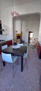 A cozinha ou cozinha compacta de One bedroom apartement with furnished terrace and wifi at Matino