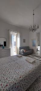uma sala de estar com uma cama grande e um sofá em One bedroom apartement with furnished terrace and wifi at Matino em Matino