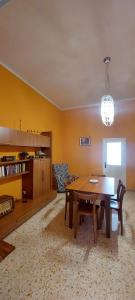 uma sala de jantar com uma mesa e uma cadeira em One bedroom apartement with furnished terrace and wifi at Matino em Matino