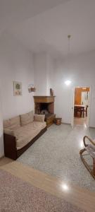 uma sala de estar com um sofá e um piano em One bedroom apartement with furnished terrace and wifi at Matino em Matino