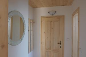 une chambre avec un miroir et une porte avec un miroir dans l'établissement Yogashrama traditional, à Ústí nad Orlicí