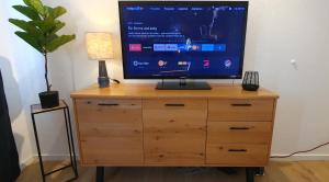 einen Fernseher auf einer hölzernen Kommode in der Unterkunft City Chalet - 73m2-Boxspringbett-neu renoviert-Küche-sehr ruhig in Bochum