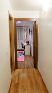 una stanza vuota con corridoio e scrivania di Residence Apartments Deva a Deva