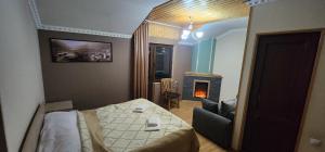 メスティアにあるhotel "Riverside Mestia"のベッドと暖炉のあるホテルの部屋