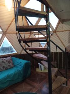 una habitación con una escalera en una yurta en Casa campo y Domo, en Pumanque