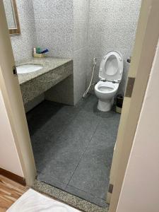 Et badeværelse på Omni Tower Sukhumvit Soi 4 Direct Rooms
