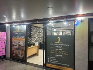 een winkeldeur met een bord voor een meubelzaak bij Fully Furnished Omni Tower Apartments Nana - Sukhumvit soi 4 in Bangkok +258 foto's