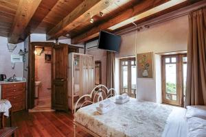 - une chambre avec une table et une télévision murale dans l'établissement Anassa Townhouse, In Rethymno's old city center, à Réthymnon