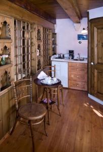 une cuisine avec une table et des chaises dans une pièce dans l'établissement Anassa Townhouse, In Rethymno's old city center, à Réthymnon