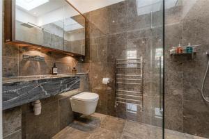 ein Bad mit einem WC und einer Glasdusche in der Unterkunft Marble Arch £2.6million apartment sleeps up to 6 in London