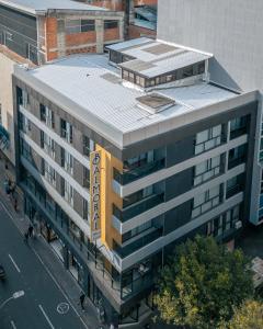 una vista aérea de un edificio con un cartel en él en Balmoral Plaza Hotel, en Pereira