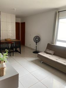 a living room with a couch and a table at Apartamento em Ilhéus próximo as Praias in Ilhéus